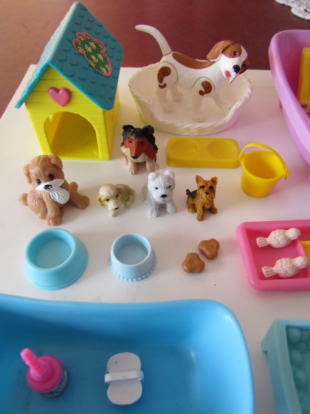 BARBIE PET LOT: DOGS, CAT, BIRDS, TURTLE, DOG HOUSE, KENNEL, BEDS, BOWLS BATHTUB